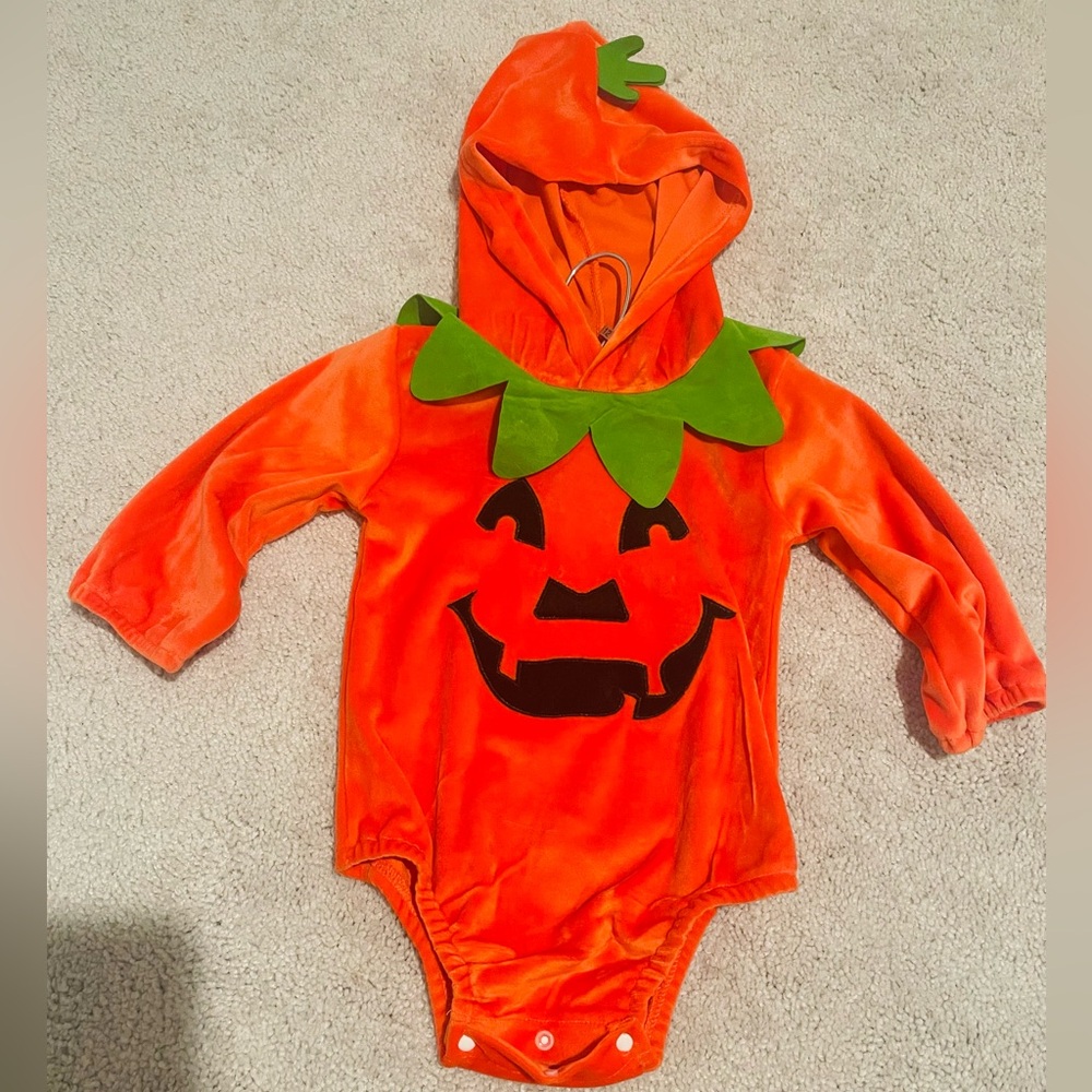 Adorable velvety Baby Pumpkin Halloween Costume / 6 to 9 months (New)